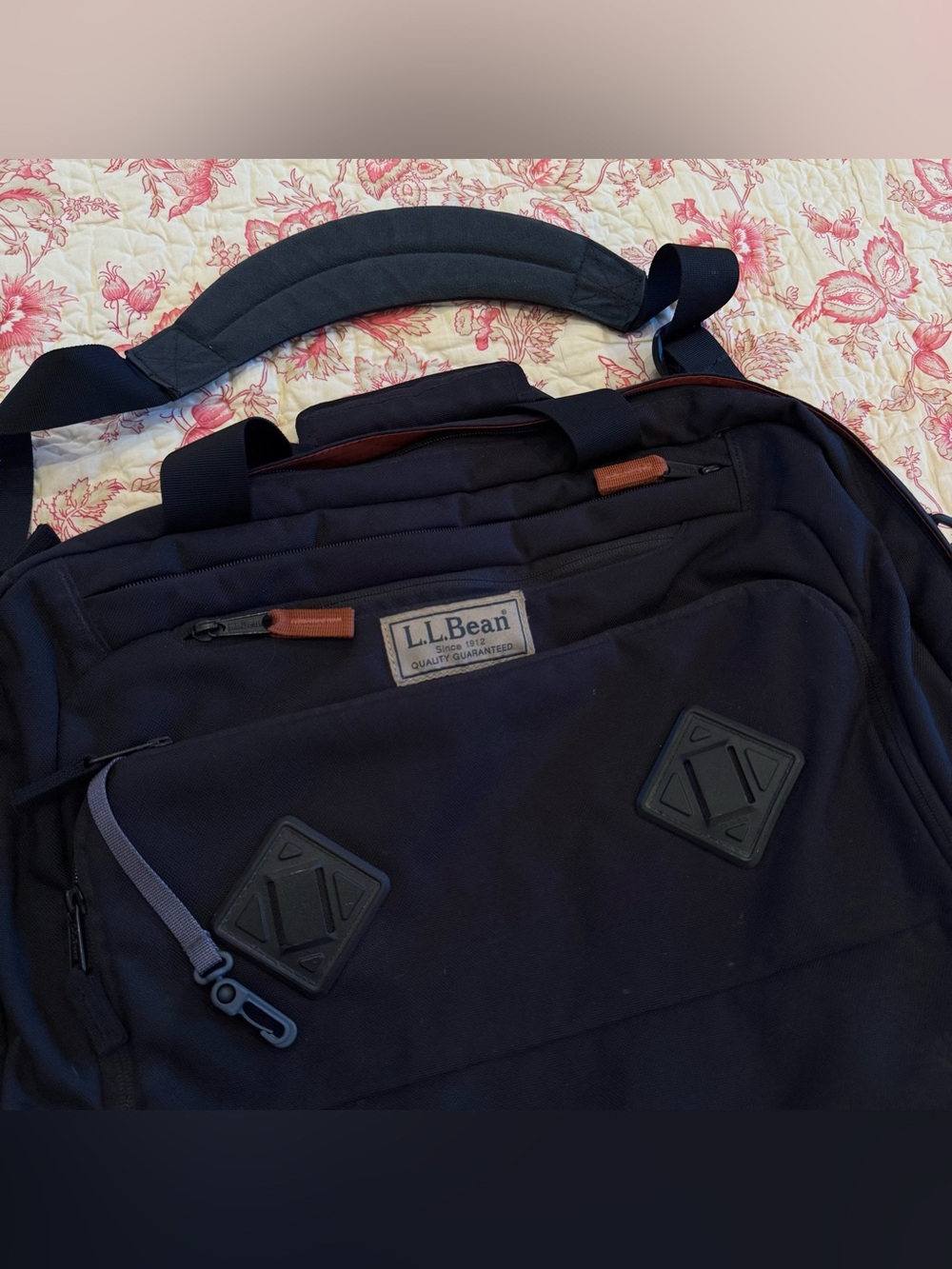 Beautiful New L.L. Bean Black Men's Messenger Bag! - Picture 2 of 8